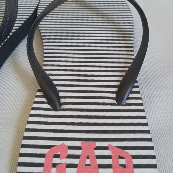 GAP Black and White Striped Flips Flops Women's Size 9-10 Free with Purchase - Picture 3 of 7